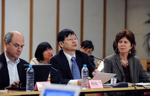 4月18日,中國疾控中心副主任楊維中(中)在新聞通氣會上介紹我國預(yù)防接種方面的問題。當(dāng)日,衛(wèi)生部、中國疾控中心、世界衛(wèi)生組織駐華代表處等單位聯(lián)合在北京召開世界預(yù)防接種周新聞通氣會,有關(guān)專家、學(xué)者在會上探討了通過免疫接種可預(yù)防的致殘或致死疾病。4月25日是我國“全國預(yù)防接種日”。新華社記者 何俊昌 攝