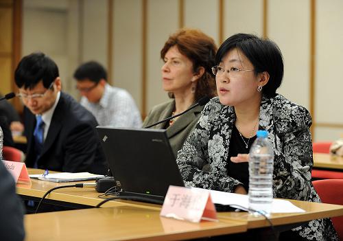 4月18日,世界衛(wèi)生組織駐華代表處新聞官于海倫在新聞通氣會上表示,預(yù)防接種每年可減少200萬至300萬例死亡病例。新華社記者 何俊昌 攝