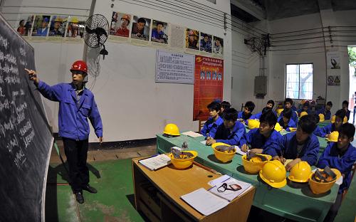 4月18日,廣西機(jī)械高級(jí)技校的老師在車間給學(xué)生授課。 新華社記者 張愛林 攝