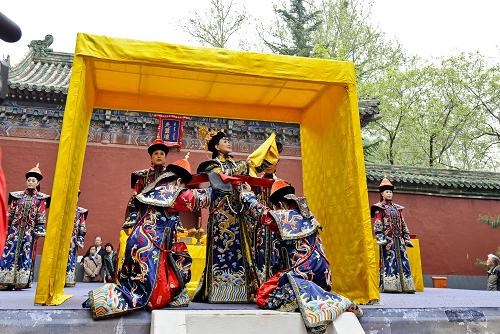 4月19日,“皇后”在先蠶壇祭祀先蠶神。當(dāng)日,北海公園先蠶壇重現(xiàn)清代皇后親蠶躬桑典禮。親蠶躬桑之禮是古代皇家各類祭祀活動(dòng)中少有的由皇后、嬪妃、公主參與的國家典儀,祭祀的先蠶神西陵氏相傳是黃帝的元妃。親蠶大典自古與親耕之禮并重,此次復(fù)原的清代皇后親蠶躬桑典禮參照了《大清會(huì)典》《皇朝禮器圖》《欽定大清通禮》等多部歷史文獻(xiàn)中的相關(guān)記載,向觀眾展示古時(shí)祭先蠶神的禮儀程序。新華社記者 張宇 攝