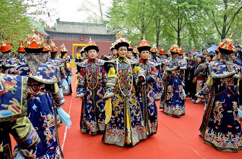 4月19日,祭祀完畢,“皇后”帶領(lǐng)“嬪妃”、“公主”走下先蠶壇。新華社記者 張宇 攝