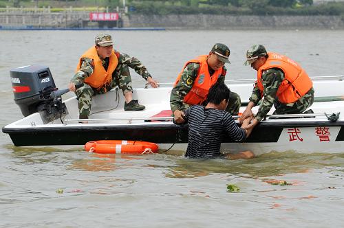 4月19日,武警福建總隊(duì)官兵在福州閩江西河段水域進(jìn)行搶救落水群眾演練。新華社發(fā)(李濤 攝)