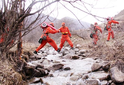 4月18日,在甘肅境內(nèi)連城國家級自然保護區(qū),武警甘肅森林總隊官兵進行穿越河溝訓練。針對防火期嚴峻形勢,武警甘肅森林總隊官兵深入甘肅境內(nèi)連城國家級自然保護區(qū),立足西北地形緊貼實戰(zhàn)研究,探索西北林區(qū)滅火戰(zhàn)法,進行針對性訓練,為實現(xiàn)“打早、打小、打了”的森林防火目標奠定基礎(chǔ)。新華社發(fā)(王瑞欣攝)