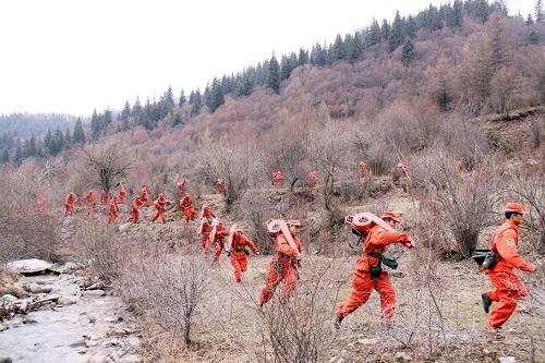 4月18日,在甘肅境內(nèi)連城國家級自然保護區(qū),武警甘肅森林總隊官兵進行快速反應(yīng)能力訓練。新華社發(fā)(王瑞欣攝)