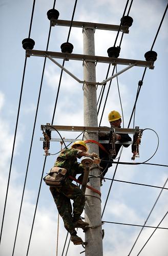 4月21日,江西瑞金市供電公司電力維修工人在葉坪鄉(xiāng)進(jìn)行架線作業(yè)。新華社記者 周科 攝
