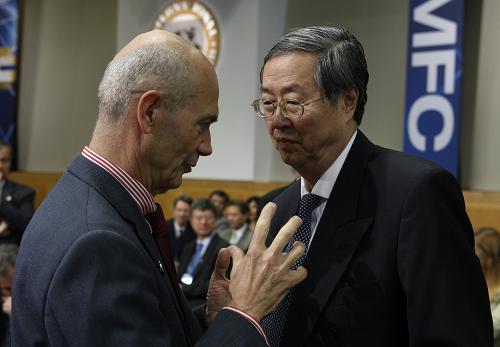 4月21日,在美國首都華盛頓,中國人民銀行行長周小川(右)與世界貿(mào)易組織總干事帕斯卡爾·拉米在國際貨幣與金融委員會會議召開前交談。 新華社記者 方喆 攝