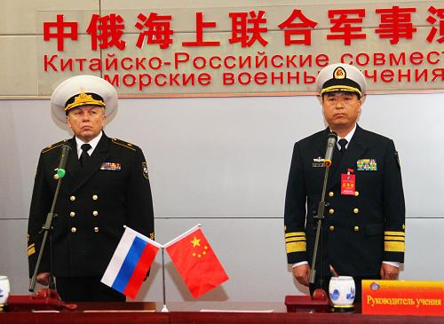 4月22日,俄羅斯海軍副參謀長(zhǎng)、俄方總導(dǎo)演蘇哈諾夫海軍少將(左)和中國(guó)海軍副司令員、中方總導(dǎo)演丁一平海軍中將(右)擔(dān)任雙方聯(lián)合軍演總導(dǎo)演。 當(dāng)日,“海上聯(lián)合—2012”中俄海上聯(lián)合軍事演習(xí)在青島正式拉開(kāi)帷幕。8時(shí)12分,俄羅斯海軍副參謀長(zhǎng)、俄方總導(dǎo)演蘇哈諾夫海軍少將宣布演習(xí)正式開(kāi)始。海軍副司令員、中方總導(dǎo)演丁一平海軍中將下達(dá)了演練任務(wù)。 聯(lián)合導(dǎo)演部設(shè)立在海軍北海艦隊(duì)司令部,在為期6天的中俄海上聯(lián)合軍事演習(xí)中,雙方將以海上聯(lián)合防御和保交作戰(zhàn)為主題,進(jìn)行包括聯(lián)合護(hù)航、聯(lián)合防空、聯(lián)合反潛、聯(lián)合反劫持、聯(lián)合搜救、聯(lián)合補(bǔ)給和對(duì)海、對(duì)潛、對(duì)空實(shí)彈射擊等內(nèi)容的演練。 新華社記者 查春明攝