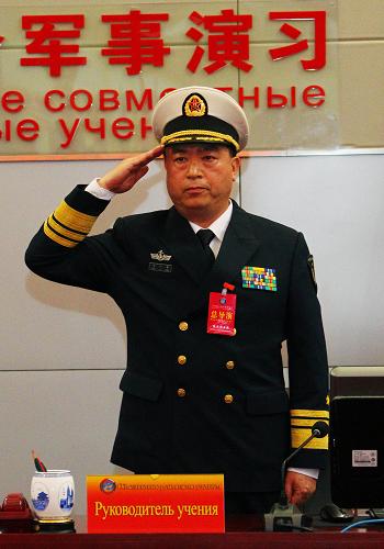 4月22日,中國(guó)海軍副司令員、中方總導(dǎo)演丁一平海軍中將在開(kāi)始儀式上。 當(dāng)日,“海上聯(lián)合—2012”中俄海上聯(lián)合軍事演習(xí)在青島正式拉開(kāi)帷幕。8時(shí)12分,俄羅斯海軍副參謀長(zhǎng)、俄方總導(dǎo)演蘇哈諾夫海軍少將宣布演習(xí)正式開(kāi)始。海軍副司令員、中方總導(dǎo)演丁一平海軍中將下達(dá)了演練任務(wù)。 聯(lián)合導(dǎo)演部設(shè)立在海軍北海艦隊(duì)司令部,在為期6天的中俄海上聯(lián)合軍事演習(xí)中,雙方將以海上聯(lián)合防御和保交作戰(zhàn)為主題,進(jìn)行包括聯(lián)合護(hù)航、聯(lián)合防空、聯(lián)合反潛、聯(lián)合反劫持、聯(lián)合搜救、聯(lián)合補(bǔ)給和對(duì)海、對(duì)潛、對(duì)空實(shí)彈射擊等內(nèi)容的演練。 新華社記者 查春明攝