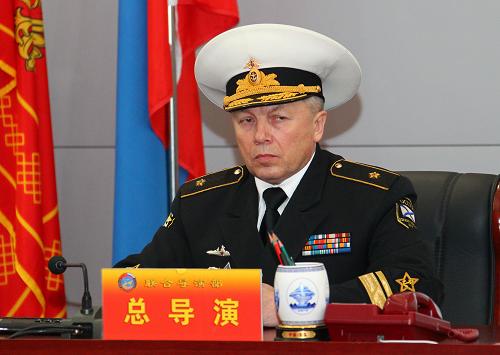 4月22日,中國(guó)海軍副司令員、中方總導(dǎo)演丁一平海軍中將下達(dá)演練任務(wù)。 當(dāng)日,“海上聯(lián)合—2012”中俄海上聯(lián)合軍事演習(xí)在青島正式拉開(kāi)帷幕。8時(shí)12分,俄羅斯海軍副參謀長(zhǎng)、俄方總導(dǎo)演蘇哈諾夫海軍少將宣布演習(xí)正式開(kāi)始。海軍副司令員、中方總導(dǎo)演丁一平海軍中將下達(dá)了演練任務(wù)。 聯(lián)合導(dǎo)演部設(shè)立在海軍北海艦隊(duì)司令部,在為期6天的中俄海上聯(lián)合軍事演習(xí)中,雙方將以海上聯(lián)合防御和保交作戰(zhàn)為主題,進(jìn)行包括聯(lián)合護(hù)航、聯(lián)合防空、聯(lián)合反潛、聯(lián)合反劫持、聯(lián)合搜救、聯(lián)合補(bǔ)給和對(duì)海、對(duì)潛、對(duì)空實(shí)彈射擊等內(nèi)容的演練。 新華社記者 查春明攝