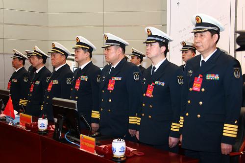 4月22日,中方海軍軍官參加“海上聯(lián)合—2012”中俄海上聯(lián)合軍事演習(xí)開(kāi)始儀式。 當(dāng)日,“海上聯(lián)合—2012”中俄海上聯(lián)合軍事演習(xí)在青島正式拉開(kāi)帷幕。8時(shí)12分,俄羅斯海軍副參謀長(zhǎng)、俄方總導(dǎo)演蘇哈諾夫海軍少將宣布演習(xí)正式開(kāi)始。海軍副司令員、中方總導(dǎo)演丁一平海軍中將下達(dá)了演練任務(wù)。 聯(lián)合導(dǎo)演部設(shè)立在海軍北海艦隊(duì)司令部,在為期6天的中俄海上聯(lián)合軍事演習(xí)中,雙方將以海上聯(lián)合防御和保交作戰(zhàn)為主題,進(jìn)行包括聯(lián)合護(hù)航、聯(lián)合防空、聯(lián)合反潛、聯(lián)合反劫持、聯(lián)合搜救、聯(lián)合補(bǔ)給和對(duì)海、對(duì)潛、對(duì)空實(shí)彈射擊等內(nèi)容的演練。 新華社記者 查春明攝