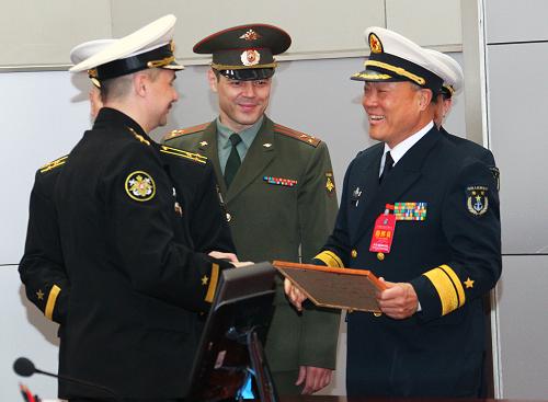 4月22日,俄方艦艇編隊(duì)指揮員謝爾蓋·尤里耶維奇·如加海軍上校(左一)在儀式開(kāi)始前向中國(guó)海軍北海艦隊(duì)副司令員、第一水面艦艇指揮所指揮員杜希平海軍少將(右一)贈(zèng)送禮品。 當(dāng)日,“海上聯(lián)合—2012”中俄海上聯(lián)合軍事演習(xí)在青島正式拉開(kāi)帷幕。8時(shí)12分,俄羅斯海軍副參謀長(zhǎng)、俄方總導(dǎo)演蘇哈諾夫海軍少將宣布演習(xí)正式開(kāi)始。海軍副司令員、中方總導(dǎo)演丁一平海軍中將下達(dá)了演練任務(wù)。 聯(lián)合導(dǎo)演部設(shè)立在海軍北海艦隊(duì)司令部,在為期6天的中俄海上聯(lián)合軍事演習(xí)中,雙方將以海上聯(lián)合防御和保交作戰(zhàn)為主題,進(jìn)行包括聯(lián)合護(hù)航、聯(lián)合防空、聯(lián)合反潛、聯(lián)合反劫持、聯(lián)合搜救、聯(lián)合補(bǔ)給和對(duì)海、對(duì)潛、對(duì)空實(shí)彈射擊等內(nèi)容的演練。 新華社記者 查春明 攝