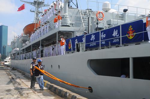 4月23日,中國人民解放軍海軍“鄭和”號(hào)遠(yuǎn)洋航海訓(xùn)練艦??吭谠侥夏喜康奈髫暩?。新華社記者 李丹 攝