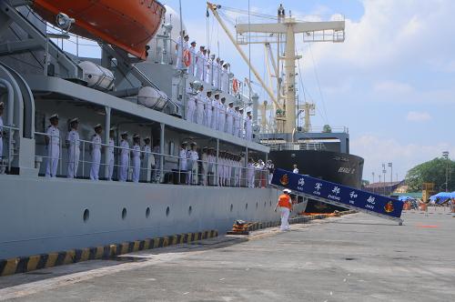 4月23日,中國人民解放軍海軍“鄭和”號(hào)遠(yuǎn)洋航海訓(xùn)練艦??吭谠侥夏喜康奈髫暩邸P氯A社記者 李丹 攝