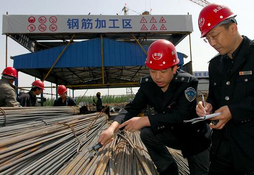 4月25日,在天津市華城景苑保障房項目工地,兩名天津市建設(shè)工程質(zhì)量安全監(jiān)督管理總隊的執(zhí)法人員在對鋼筋直徑進行檢測。新華社發(fā)(張超群攝)