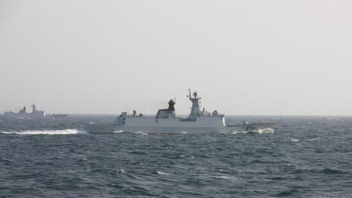 4月25日,在中俄海上聯(lián)合實(shí)兵演習(xí)中,中方艦艇編隊(duì)展開反潛隊(duì)形。新華社記者 吳登峰 攝