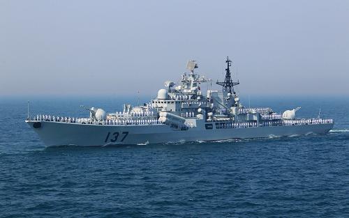 4月26日,中國(guó)海軍“福州”號(hào)導(dǎo)彈驅(qū)逐艦接受檢閱。新華社記者 查春明 攝