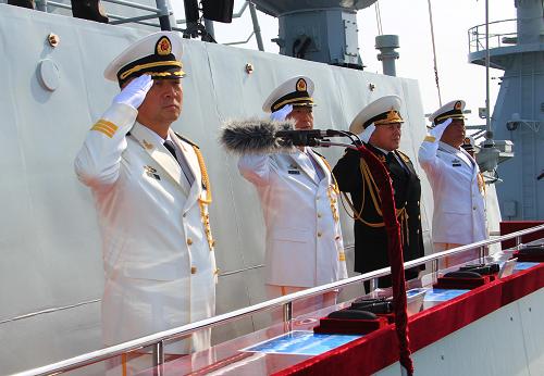 4月26日,中央軍委委員、海軍司令員吳勝利(左一)乘坐“沈陽(yáng)”號(hào)閱兵艦檢閱中俄雙方參演艦艇、飛機(jī)。新華社記者 查春明 攝