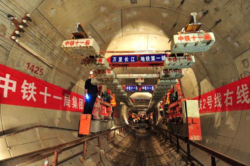 4月26日,施工人員在鋪設(shè)武漢地鐵2號線一期工程右線長江隧道內(nèi)的最后一節(jié)鐵軌。新華社記者 杜華舉 攝