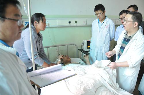 4月29日,由云南省昆明醫(yī)學(xué)院附屬第二醫(yī)院及臨滄市人民醫(yī)院派出的8名專家到達(dá)云縣人民醫(yī)院現(xiàn)場(chǎng)對(duì)受傷人員進(jìn)行會(huì)診。記者從云南省臨滄市云縣宣傳部獲悉,截至4月29日19時(shí),發(fā)生在羊耿線幸福鎮(zhèn)甘龍?zhí)堵范蔚慕煌ㄊ鹿使苍斐?1名車內(nèi)人員死亡,9人受傷,其中重傷6人中有1人仍舊昏迷,另有3人為輕傷。目前,當(dāng)?shù)卣戎蝹麊T。4月28日17時(shí)許,一輛由臨滄市臨翔區(qū)駛往耿馬縣的中巴客車,在行駛至羊耿線云縣幸福鎮(zhèn)甘龍?zhí)堵范螘r(shí)翻下山坡。事故發(fā)生后,云南省委、省政府高度重視,臨滄市、云縣等各方面全力抓好醫(yī)療救治、善后處理、事故調(diào)查等工作,全力救治傷員。新華社記者 陳杰 攝