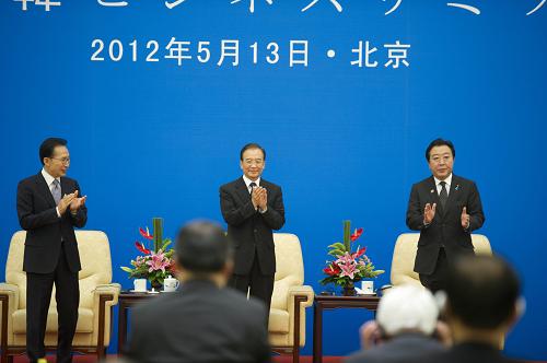 5月13日,第五次中日韓領(lǐng)導(dǎo)人會(huì)議在北京人民大會(huì)堂舉行。這是會(huì)后,中國國務(wù)院總理溫家寶、韓國總統(tǒng)李明博、日本首相野田佳彥共同出席第四屆中日韓工商峰會(huì)。新華社記者 李學(xué)仁 攝