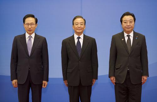 5月13日,第五次中日韓領(lǐng)導(dǎo)人會議在北京人民大會堂舉行。中國國務(wù)院總理溫家寶主持會議,韓國總統(tǒng)李明博、日本首相野田佳彥與會。新華社記者 黃敬文 攝