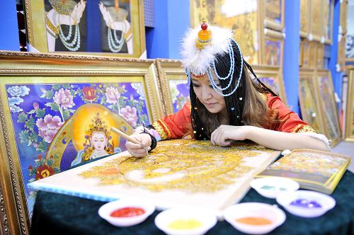 5月19日,在文博會“非遺館”,來自青海的手工藝人現(xiàn)場制作掐絲唐卡。新華社記者 梁旭 攝