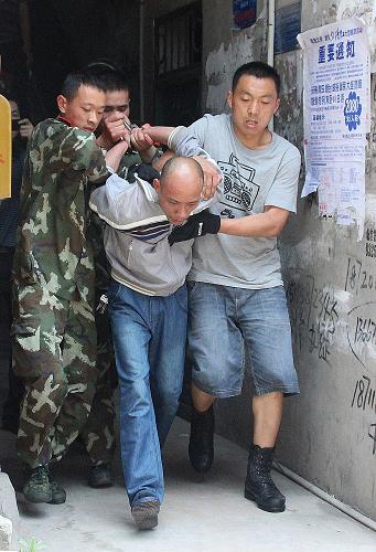 5月19日,武警官兵成功將犯罪嫌疑人制服。新華社發(fā)(張春華 攝)