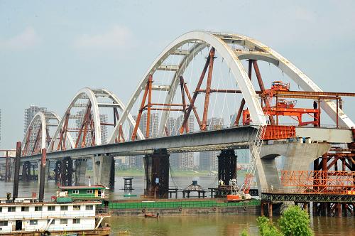 順利合龍的長(zhǎng)沙市福元路湘江大橋三跨提籃式鋼拱(5月21日攝)。新華社記者 龍弘濤 攝