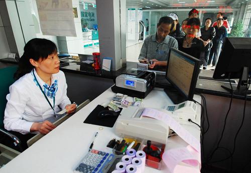 5月21日,市民在江西九江市廬山區(qū)供電公司營(yíng)業(yè)廳繳納電費(fèi)。新華社發(fā)(姜楠 攝)