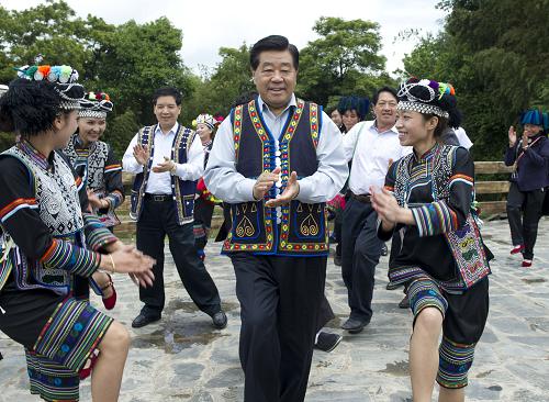 5月17日至22日,中共中央政治局常委、全國政協(xié)主席賈慶林在云南調(diào)研。這是5月18日,賈慶林在紅河州元陽縣新街鎮(zhèn)大魚塘村身著民族服裝與哈尼族群眾一起跳起民族舞。新華社記者 黃敬文 攝
