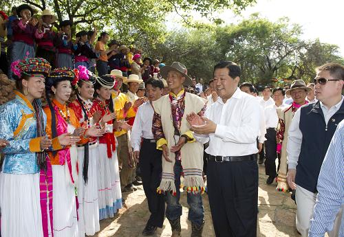 5月17日至22日,中共中央政治局常委、全國政協(xié)主席賈慶林在云南調(diào)研。這是5月20日,賈慶林在寧蒗縣永寧鄉(xiāng)扎實(shí)村看望當(dāng)?shù)厝罕姟P氯A社記者 黃敬文 攝