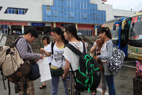 5月25日,從昆明前往桂林的K394次列車的旅客在百色站辦理退票后,轉(zhuǎn)乘汽車繼續(xù)前往桂林。新華社發(fā)(周信實 攝)