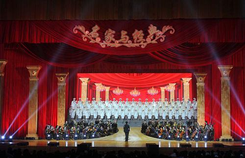 5月26日,藝術(shù)家們在合唱《英雄們戰(zhàn)勝了大渡河》。當(dāng)日,為紀念毛澤東同志《在延安文藝座談會上的講話》發(fā)表70周年、迎接建軍85周年暨總政歌舞團建團60周年,總政歌舞團在北京人民大會堂舉辦《名家與經(jīng)典》大型演唱會。演唱會分為“歲月如歌”“經(jīng)典永恒”“我們與時代同行”三個篇章,《十五的月亮》《小白楊》《在希望的田野上》等一首首經(jīng)典歌曲讓現(xiàn)場觀眾一飽耳福。