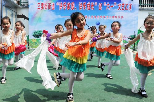 5月27日,流動兒童代表在表演舞蹈。當(dāng)日,合肥市瑤海區(qū)的流動兒童代表齊聚“三里街快樂家園兒童俱樂部”,共同慶祝即將到來的“六一”兒童節(jié)。據(jù)了解,該俱樂部成立于2002年6月,是安徽省首家致力于為流動家庭兒童、貧困兒童提供免費教育服務(wù)的機構(gòu),至今已成立10周年。新華社記者 杜宇 攝