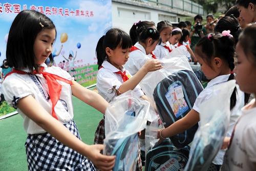 5月27日,流動兒童代表與三里街小學(xué)的小朋友互換禮物。新華社記者 杜宇 攝