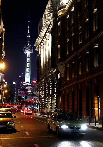 這是夜色中的上海外灘金融街一景(5月22日攝)。新華社記者 陳飛 攝