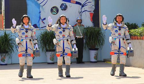 6月16日,神舟九號航天員出征儀式在酒泉衛(wèi)星發(fā)射中心航天員公寓問天閣舉行。這是景海鵬、劉旺、劉洋走出問天閣南門,來到圓夢園廣場。新華社記者 李剛 攝