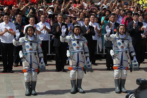 6月16日,神舟九號航天員出征儀式在酒泉衛(wèi)星發(fā)射中心航天員公寓問天閣舉行。新華社記者 王建民 攝