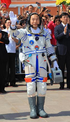6月16日,神舟九號航天員出征儀式在酒泉衛(wèi)星發(fā)射中心航天員公寓問天閣舉行。這是航天員景海鵬在出征儀式上。新華社記者 李剛 攝