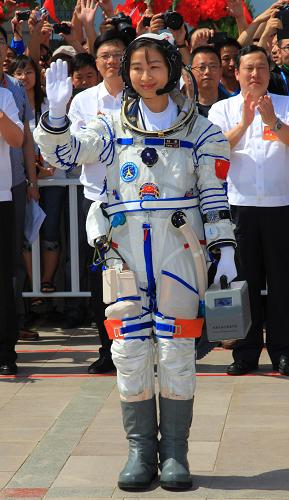 6月16日,神舟九號航天員出征儀式在酒泉衛(wèi)星發(fā)射中心航天員公寓問天閣舉行。這是航天員劉洋在出征儀式上。新華社記者 李剛 攝