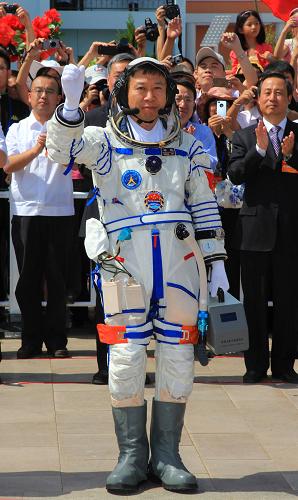 6月16日,神舟九號航天員出征儀式在酒泉衛(wèi)星發(fā)射中心航天員公寓問天閣舉行。這是航天員劉旺在出征儀式上。新華社記者 李剛 攝