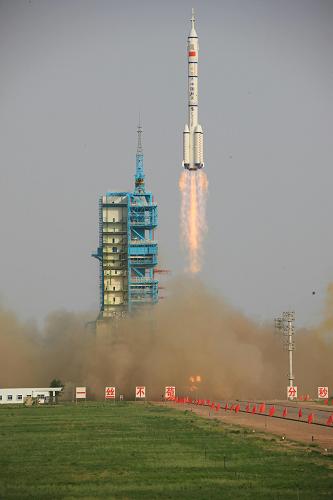 6月16日,長(zhǎng)征二號(hào)F遙九運(yùn)載火箭起飛,托舉著神舟九號(hào)飛船飛向太空。 新華社記者 李剛 攝