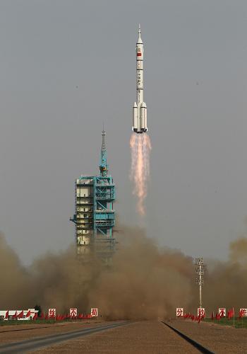 6月16日,長(zhǎng)征二號(hào)F遙九運(yùn)載火箭起飛,托舉著神舟九號(hào)飛船飛向太空。 新華社記者 王建民 攝
