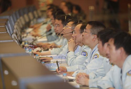 6月16日,工作人員在北京航天飛控中心內(nèi)密切關(guān)注火箭飛行狀況。神舟九號飛船16日18時37分成功發(fā)射,中國航天員景海鵬、劉旺、劉洋將第一次入住“天宮”。新華社記者 王申 攝