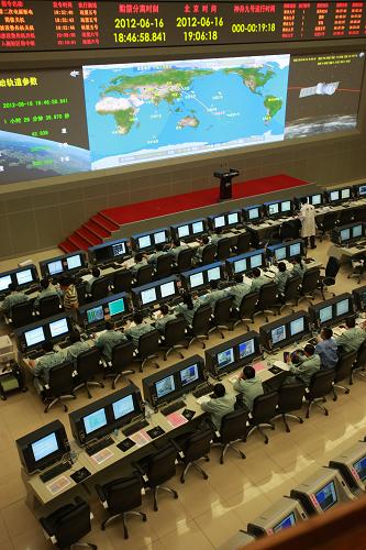 神舟九號飛船6月16日18時37分成功發(fā)射,中國航天員景海鵬、劉旺、劉洋將第一次入住“天宮”。這是飛船成功發(fā)射后,北京航天飛控中心的工作人員在繼續(xù)監(jiān)控。新華社記者 王永卓 攝