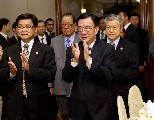 6月15日,正在馬來(lái)西亞進(jìn)行正式友好訪問(wèn)的中共中央政治局常委、中央紀(jì)委書(shū)記賀國(guó)強(qiáng)在吉隆坡出席馬來(lái)西亞中華大會(huì)堂總會(huì)組織的華僑華人早餐會(huì)并致辭。新華社記者 黃敬文 攝
