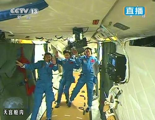 6月18日,神九航天員景海鵬、劉旺、劉洋在天宮一號(hào)實(shí)驗(yàn)艙內(nèi)(視頻截圖)。新華社發(fā)