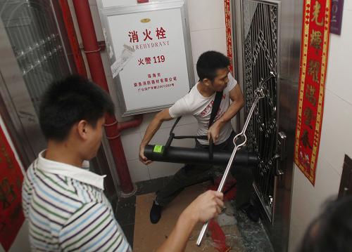 這是警方準備抓捕位于珠海某小區(qū)內的犯罪嫌疑人(6月11日攝)。近日,在公安部統(tǒng)一指揮下,浙江、遼寧、吉林、黑龍江、上海、福建、山東、廣東等8省市公安機關聯(lián)合開展打擊銀行卡詐騙犯罪集中收網(wǎng)行動,搗毀犯罪窩點21個,抓獲包括團伙主犯吳某某(中國臺灣籍)、樸某某(韓國籍)在內的犯罪嫌疑人208名,繳獲銀行卡數(shù)千張及大批作案工具,凍結涉案賬戶150余個,涉案金額達10余億元人民幣。新華社記者 王申 攝