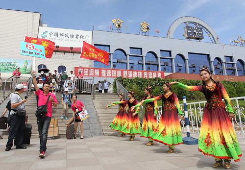 6月17日,乘坐“援疆號(hào)”旅游專列的游客受到新疆哈密群眾的歡迎。新華社發(fā)(蔡增樂 攝)