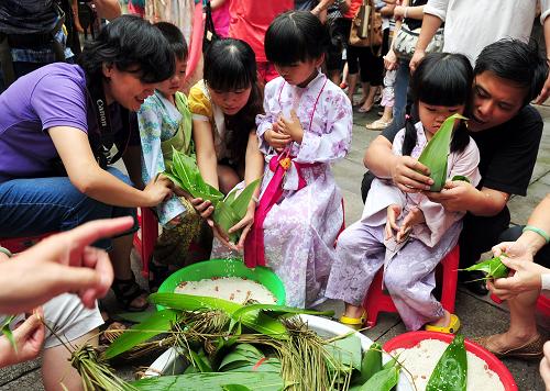 6月22日,福建省福州市烏山風(fēng)景區(qū)高爺廟舉辦“端午民俗文化節(jié)”,人們?cè)诨顒?dòng)中包粽子。6月23日是中國(guó)傳統(tǒng)的端午節(jié),人們掛艾蒿、點(diǎn)雄黃、辦祭祀、賽龍舟、對(duì)詩(shī)歌……依照傳統(tǒng)風(fēng)俗慶祝佳節(jié)。其中,包粽子、品粽子是人們慶端午活動(dòng)中不可或缺的一項(xiàng)內(nèi)容。新華社發(fā)